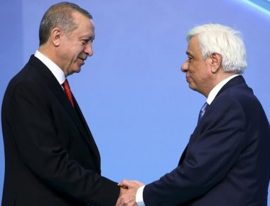 Reuters: Άφησαν στην άκρη τις ευγένειες και ξεκίνησαν με τις παλαιές τους διαμάχες Ρ.Τ. Ερντογάν και Πρ. Παυλόπουλος